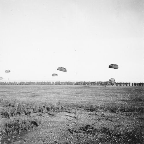 Sauts de parachutistes sur la DZ de Blida - 23 mai 1959